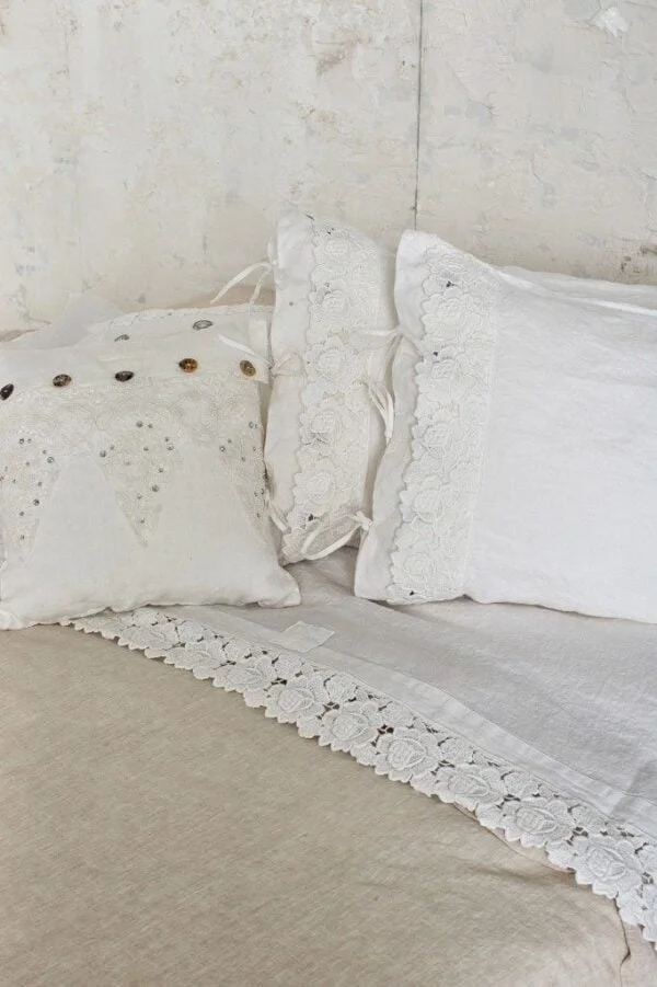 Light linen pillowcases with buttons, laces and Rose Lace - Pure Art