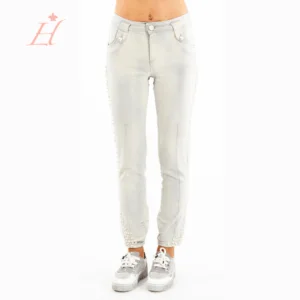 Pantalone modello Jeans decorato con perline