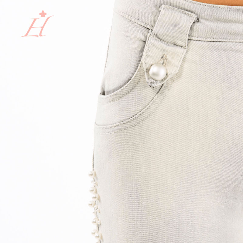 Pantalone modello Jeans decorato con perline