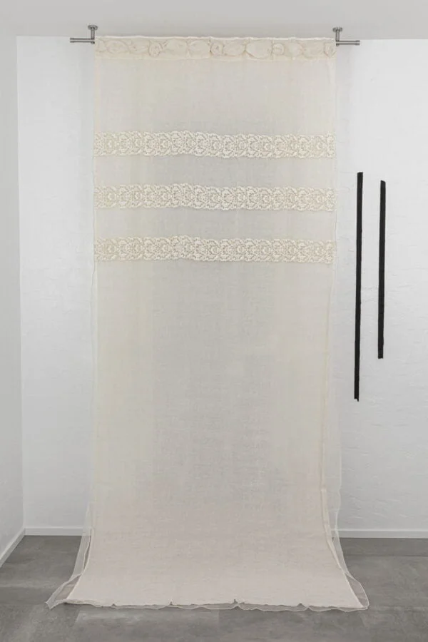 Tenda di lino e organza, Vorhang aus Leinen und organza, Rideau en lin et organza, Linen and organza curtain