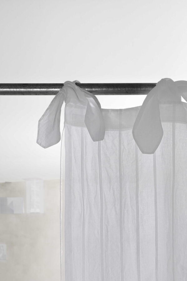 Tenda in lino leggero e organza con cuciture in rilievo - immagine 2
