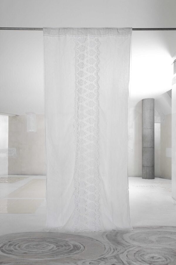 Tenda in lino leggero e organza ricamata - immagine 2