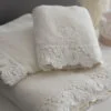 Set bagno viso, ospite e telo in spugna con pizzo Armonia