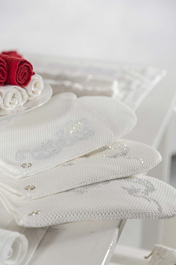 Kitchen glove decorated with lace effect pattern