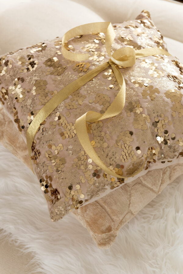 Cuscino con paillettes oro - immagine 3