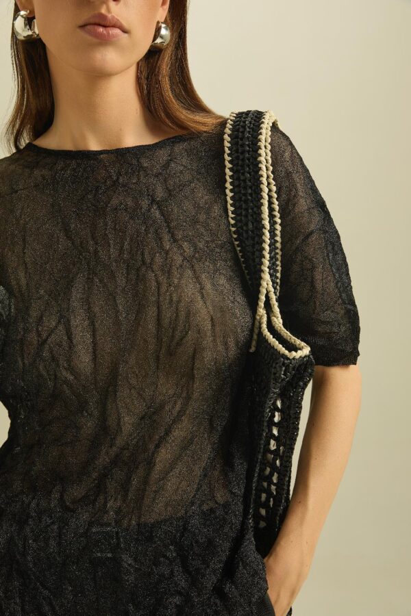 t shirt nera semi trasparente in maglia leggera crinkle | eu•fo•nì•a