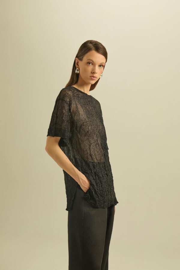 t shirt nera semi trasparente in maglia leggera crinkle | eu•fo•nì•a