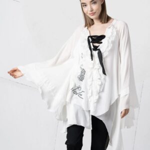 blusa lunga bianca con rouches, pizzo e dettagli chic
