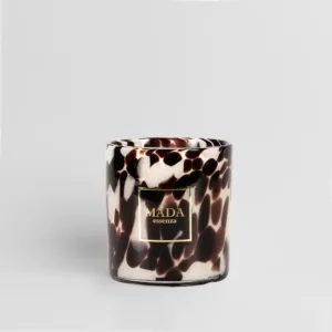 candela profumata blossom – mada essenza | collezione maculata (450g, 80h)